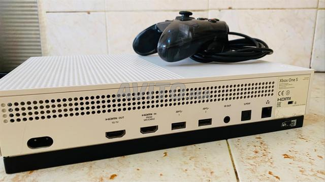 XBOX ONE S (500GB) UNE MANETTE AVEC CÂBLE - 2