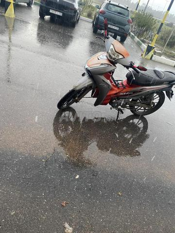 Pour celui qui achète, je suis prêt à négocier avec lui. Moto qui marche, monte et roule.