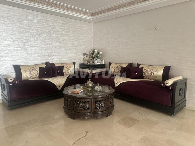 صالون مغربي على شكل حرف L مع طاولة متناسقة