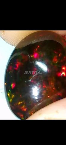 Pierre opale noire poids 22,5 carats