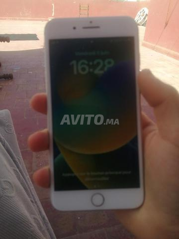 Jamais utilisé, officiel, très beau téléphone
