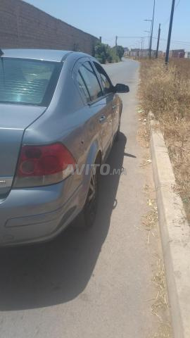 Voiture bien, tout est neuf, bienvenue à celui qui veut l'acheter