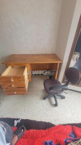 مكتب مع كرسيه
