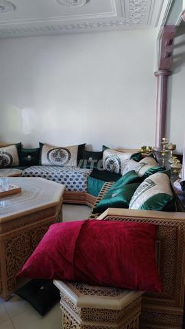 Salon complet en bois avec banquettes et coussins