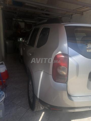 Voiture bien, belle, dans le garage - 2