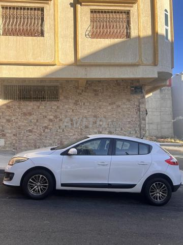 Voiture encore propre, peinture d'origine jamais repeinte