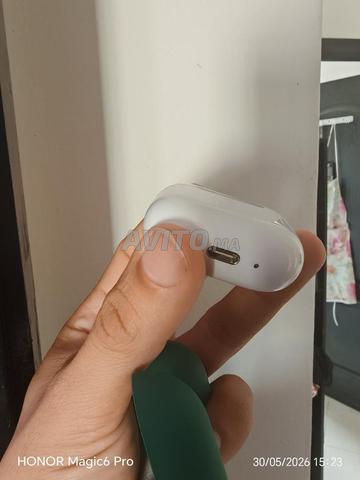 Airpods et pochette - 2