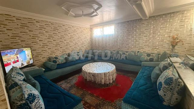 صالون مغربي مع طاولة وستائر