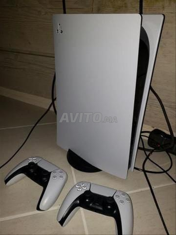 PS5 Fat avec 2 manettes et 2 jeux Très bon état