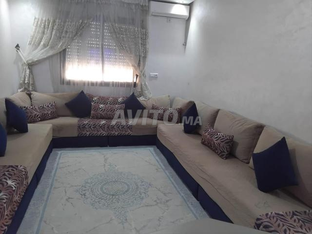 Salon complet avec table