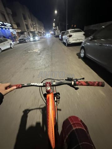 Beau vélo pour se promener et faire du cabrage
