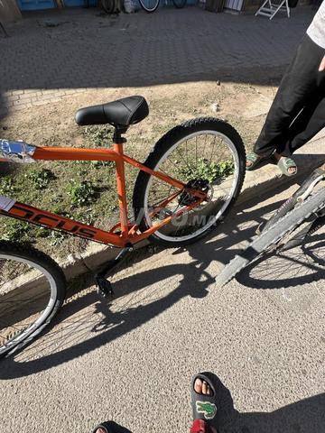 Beau vélo pour se promener et faire du cabrage - 2