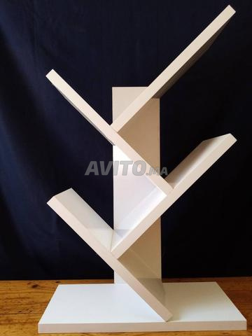 Décoration élégante en forme d'arbre pour organiser vos livres et histoires.