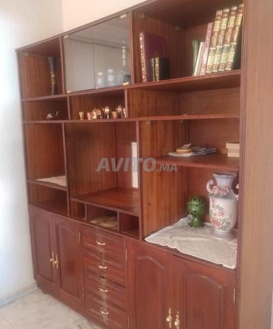 خزانة خشبية للكتب والأغراض