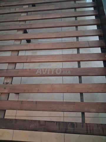 Lits en bois avec 2 grandes tables de nuit - 2