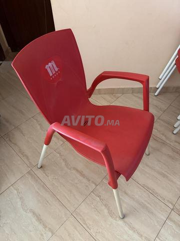 4 كراسي متينة بحالة جيدة جداً
