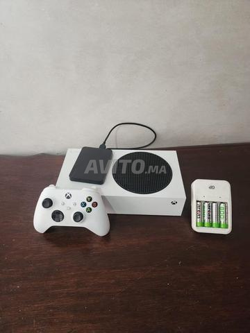 Xbox Series S plus disque dur externe 1T et piles AAA