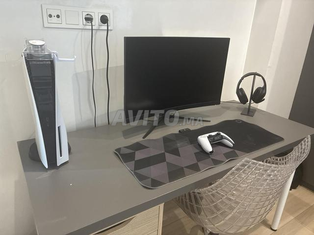PS5 avec écran MSI avec 3 manettes et bureau - 2