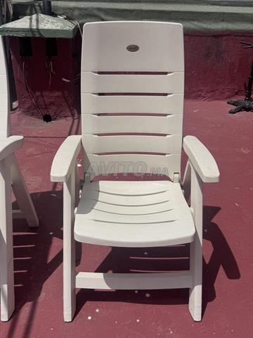 2 chaises en plastique - 2