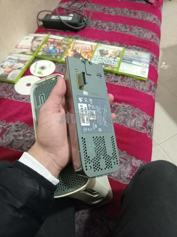 جهاز ألعاب فيديو بحالة جيدة مع أقراص وأجهزة تحكم - 2