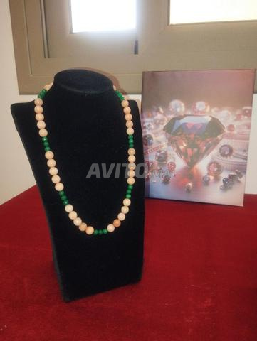 Collier de pierres précieuses, chacun à son prix - 2