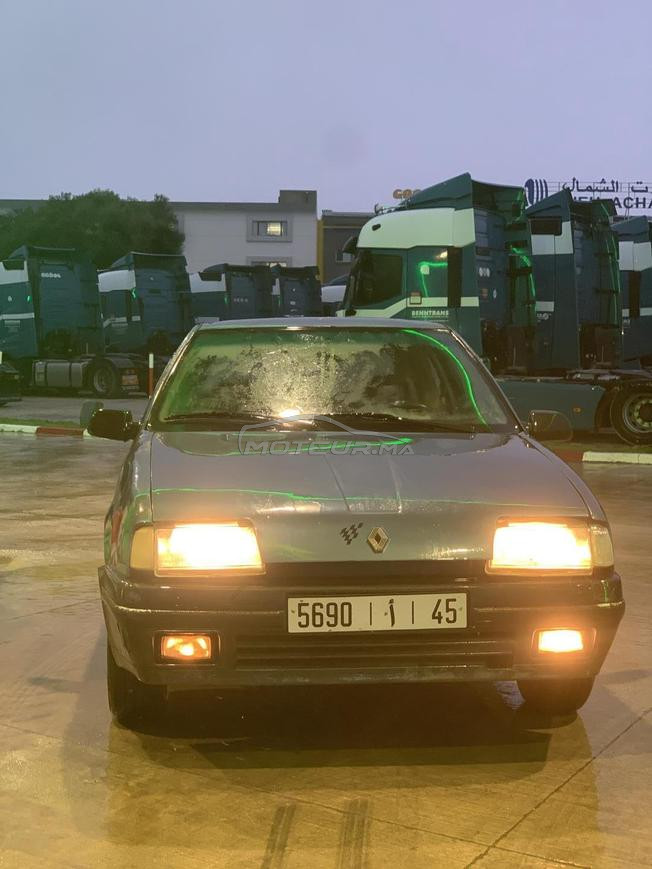 سيارة Renault 19