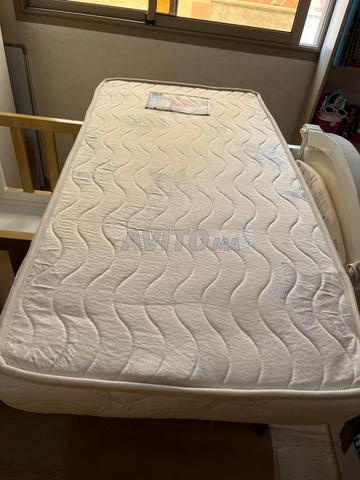 Lit bébé en bois et accessoires — Comme neuf - 2