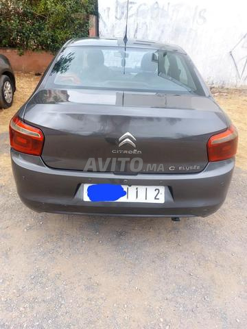 Une voiture à vendre - 2