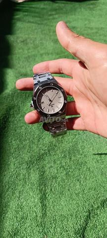 Belle montre élégante et magnifique