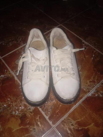 Baskets blanches et noires confortables à porter - 2