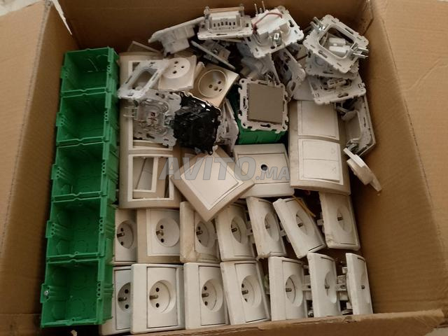 Fils électriques avec disjoncteurs et spots à vendre