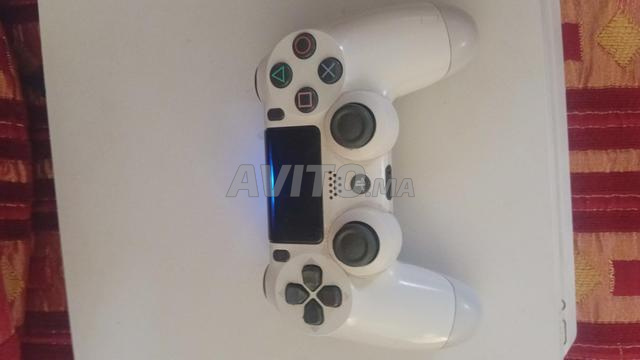 PS4 Slim 512 Go. 2 manettes et 1 CD - 2