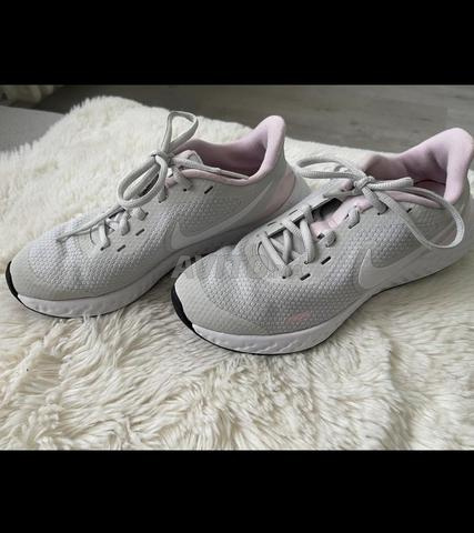 Nike Revolution 5 - Article importé d'Allemagne - 2