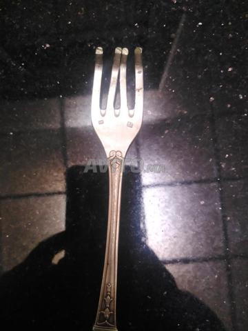 شوكة معدنية فضية عمرها 95 عامًا