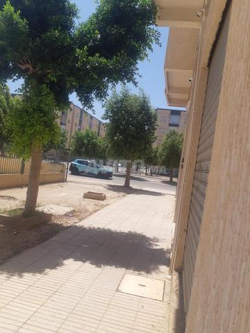 Local commercial en double voie dans un emplacement animé, en face de l'école