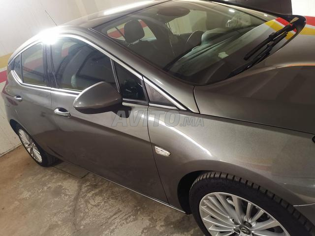 Opel Astra Diesel Manuelle 2018 à Rabat - 2