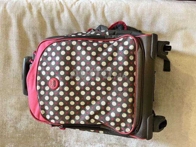 حقيبة ظهر بعجلات رمادية ووردية. Joummabags - 2