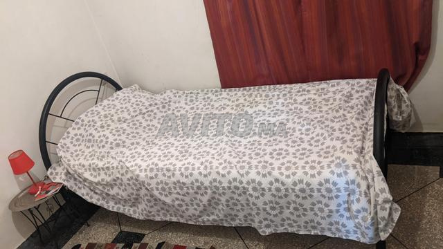مجموعة من سريرين مفردين ومرتبتين