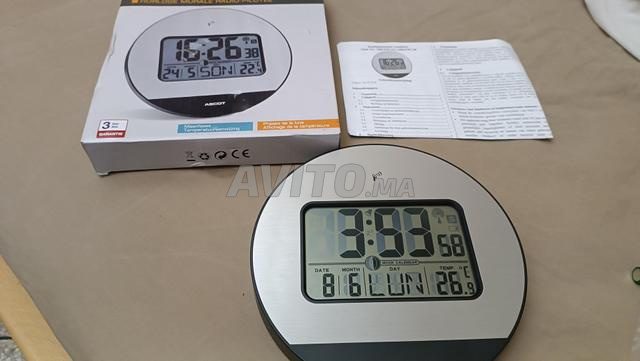 ساعة رقمية تعمل بالراديو، يمكن وضعها على الحائط أو على الطاولة
