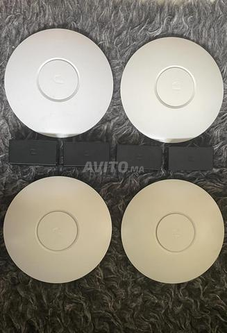 4 نقاط وصول Ubiquiti UniFi UAP بالإضافة إلى 4 PoE