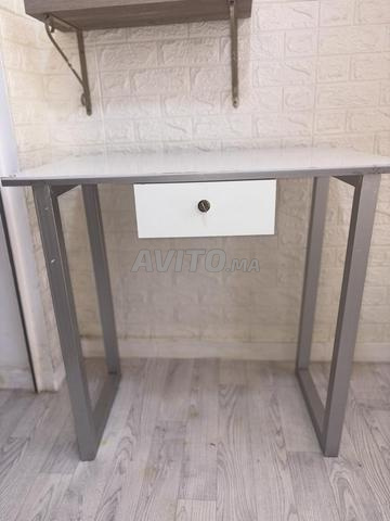Bureau blanc avec tiroir et pieds en acier gris