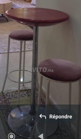 Jolie table haute avec deux tabourets. - 2