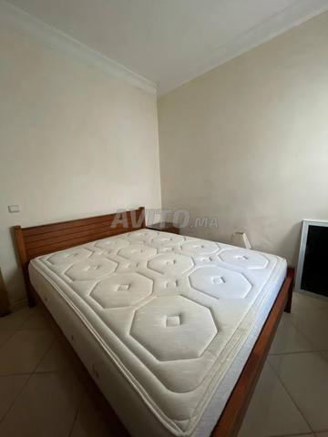 Lit, matelas et table de nuit - 2