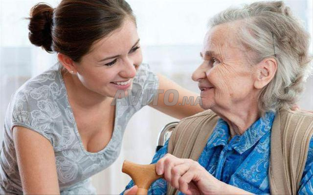ممرضة ترافق مريضة وكبار السن - 2