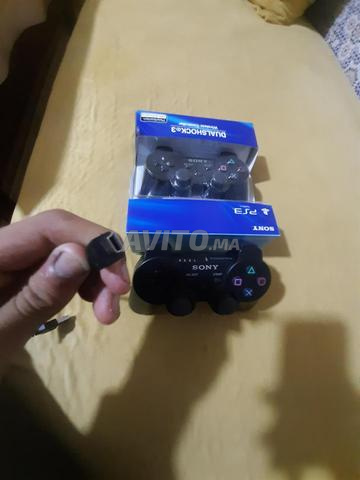 2 manettes PS3, une d'occasion en bon état et une neuve