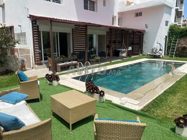 Villa paisible avec piscine et vue sur la nature à Noينويش