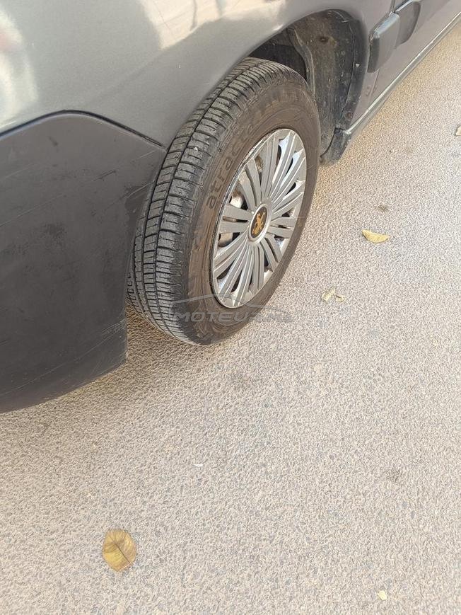 voiture bonne état robuste et spacieuse