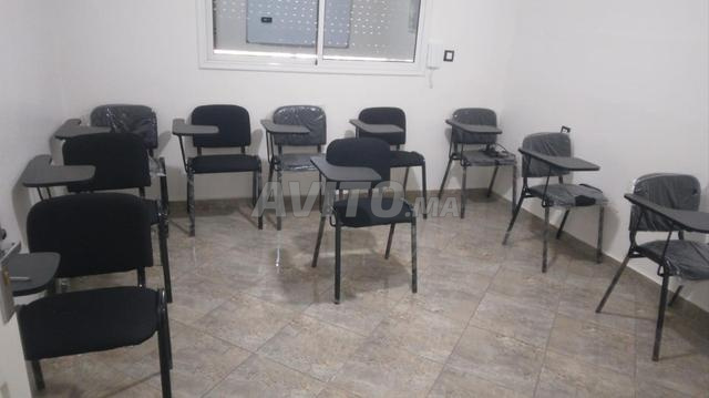 20 chaises avec écritoire - 2 tableaux