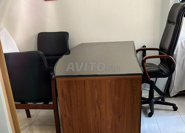 Bureau avec trois chaises - 2