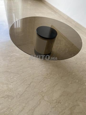 Vente d'une table au design moderne - 2